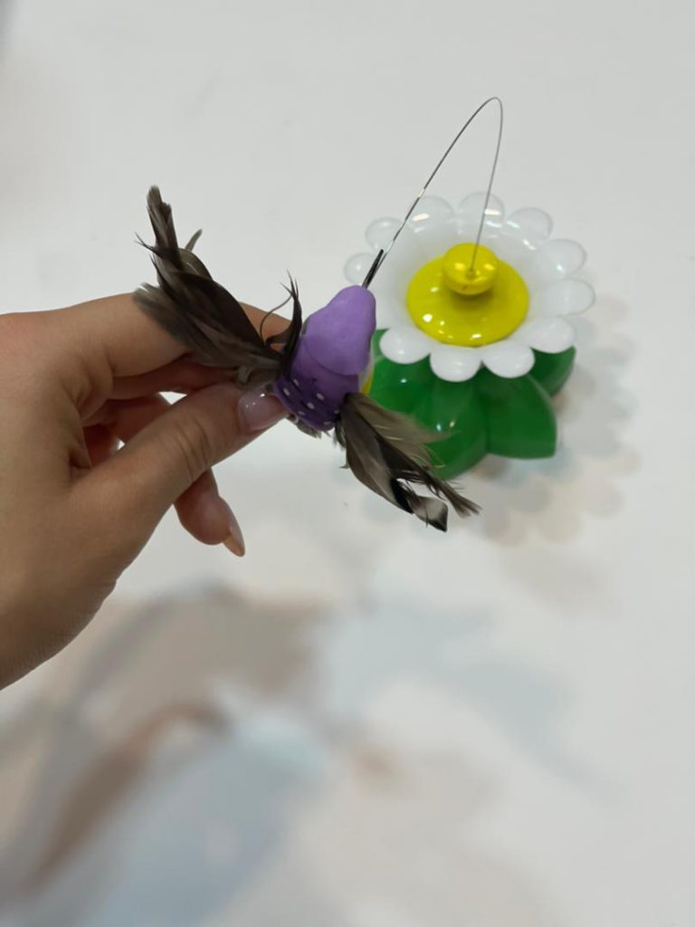 اسباب‌بازی پرنده متحرک روی گل برای گربه‌ها